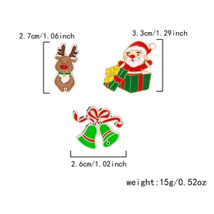 Detailansicht der Größen von drei Weihnachts-Emaille-Pins mit Rentier und Weihnachtsmann