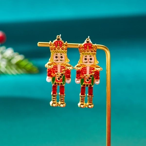 Vue détaillée des boucles d'oreilles Casse-noisette avec cristaux colorés sur support doré
