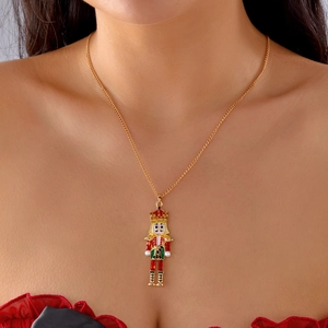 Gros plan du collier pendentif soldat casse-noisette avec émail coloré et strass