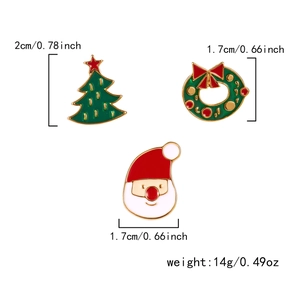 Detailansicht von Emaille-Pins mit Weihnachtsbaum, Kranz und Weihnachtsmann mit Maßen