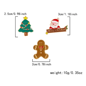 Detailansicht der Weihnachts-Emaille-Pins mit Weihnachtsmann, Baum und Lebkuchenmann