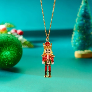 Collier avec pendentif soldat casse-noisette en émail coloré sur fond bleu festif