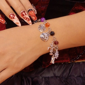 Dettaglio del bracciale di Halloween con ciondoli a forma di fantasma e zucca