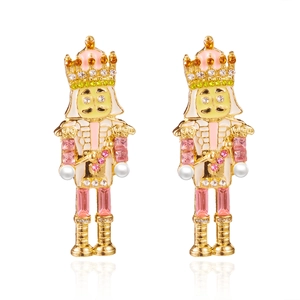 Détail de boucles d'oreilles Casse-Noisette en strass, émail crème et perles d'imitation
