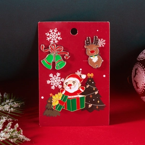 Detailansicht der 3-teiligen Weihnachts-Emaille-Pins mit Weihnachtsmann und Rentier
