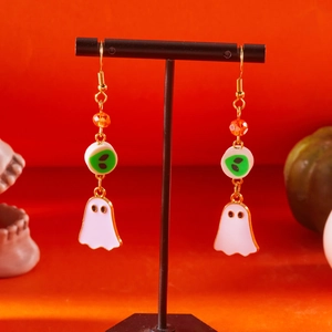 Orecchini a fantasma di Halloween con perline arancioni e ciondoli bianchi su supporto nero