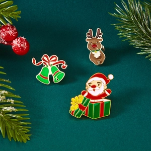 Detailansicht der Emaille-Weihnachtsbrosche mit Weihnachtsmann, Rentier und Glocke