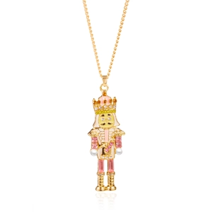Détail du pendentif casse-noisette avec cristaux roses et perles sur chaîne dorée