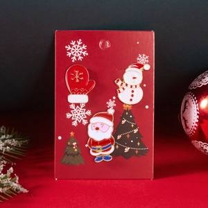 Detailaufnahme des 3-teiligen Weihnachts-Emaille-Broschen-Sets mit Nikolaus- und Schneemann