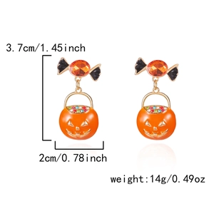 Dettaglio orecchini a zucca di Halloween con misure di 3,7 cm di lunghezza e 2 cm di larghezza