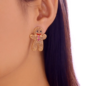 Détail des boucles d'oreilles bonhomme de pain d'épice avec cristaux sur l'oreille