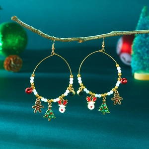 Weihnachtliche Creolen mit Lebkuchenmann, Rentier und Baumschmuck am Zweig