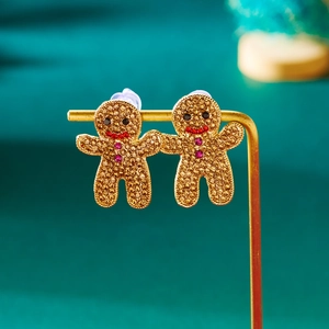 Détail de boucles d'oreilles bonhomme de pain d'épices serties de cristaux scintillants