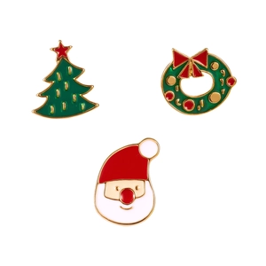 Detailansicht des Weihnachts-Broschen-Sets mit Emaille-Weihnachtsmann, Kranz und Baum