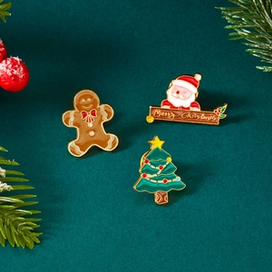Detailaufnahme von Weihnachtsanstecknadeln mit Weihnachtsmann, Lebkuchenmann und Baum