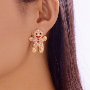 Gros plan de boucles d'oreilles bonhomme de pain d'épice avec perles et strass colorés