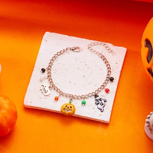 Dettaglio del bracciale di Halloween con ciondoli a zucca, fantasma e perline
