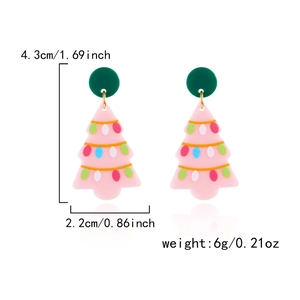 Detail van roze acryl kerstboom oorbellen met afmetingen 4,3x2,2cm en gewicht van 6g