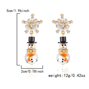 Technical view showing Christmas snowman earrings dimensions and pearl snowflake details