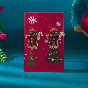 Détail des boucles d'oreilles bonhomme de pain d'épices avec strass sur carte