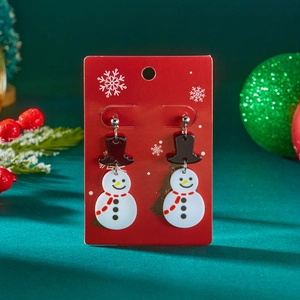 Feestelijke sneeuwpop oorbellen van acryl op een rode kerst displaykaart
