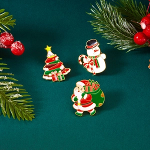 Detailansicht der 3-teiligen Weihnachts-Emaille-Anstecknadeln mit Weihnachtsmann und Baum