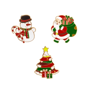 Detailansicht der Emaille-Weihnachtsbrosche mit Schneemann, Weihnachtsmann und Baum