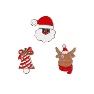 Detaillierte Ansicht von drei Weihnachts-Emaille-Pins mit Weihnachtsmann, Rentier und Glocken