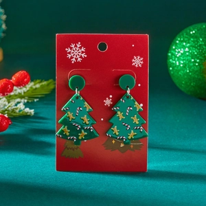 Detail van acryl kerstboom oorbellen met patronen van zuurstokken en peperkoekmannetjes