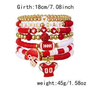 Détail de bracelets de sport gameday multicouches avec breloques rugby et perles heishi