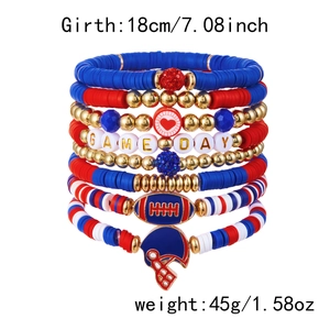 Détail de bracelets multicouches Game Day avec breloques rugby et perles heishi