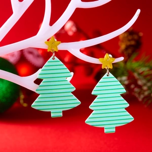 Macro detail van gestreepte kerstboom oorbellen aan een wit gewei van een hertendisplay