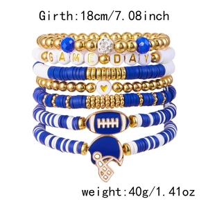 Détail du lot de 7 bracelets Game Day de football avec perles bleues et breloques