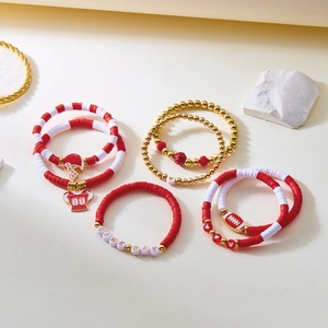 Détail des bracelets Game Day avec breloques de casque de football et perles en argile
