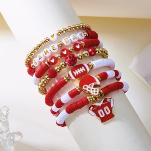 Détail du lot de bracelets Game Day avec perles en argile et breloques de football