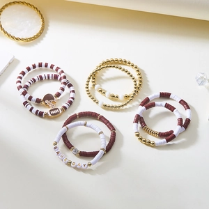 Détail de bracelets perlés Game Day avec breloques de football et perles heishi