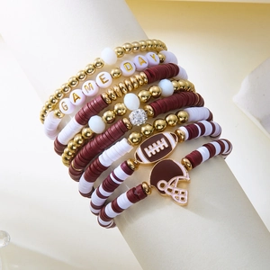 Détail du lot de bracelets Game Day avec breloques casque de rugby et perles heishi