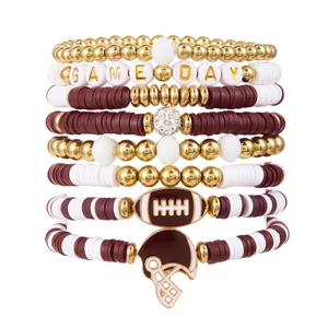 Détail du lot de 8 bracelets Game Day avec perles et pendentifs de football