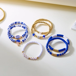 Détails des bracelets Game Day avec perles Heishi bleues et breloques de football