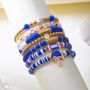 Détail de bracelets Game Day avec perles Heishi bleues et breloques de football
