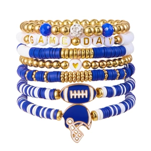 Détail de bracelets multicouches sur le thème du football avec lettres GAME DAY et breloques