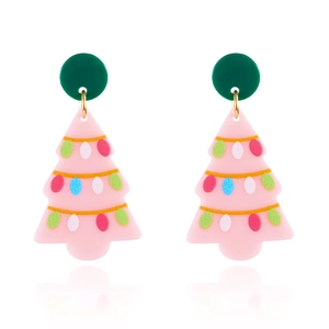 Roze acryl kerstboom oorbellen met feestelijke patronen en groene oorsteker