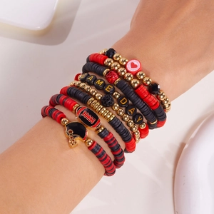Gros plan de bracelets de perles Game Day avec breloques football au poignet