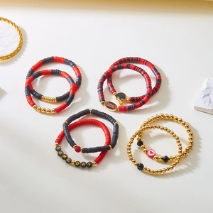 Détail du lot de bracelets à perles Game Day rouge et noir avec breloque rugby