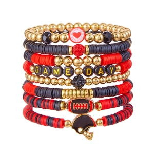 Détails de bracelets Game Day multicouches avec perles d'argile et charms de football