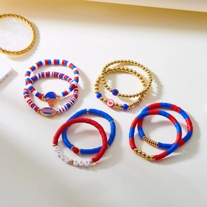 Détails de 7 bracelets Game Day sur le thème du football avec perles en argile et breloques casque