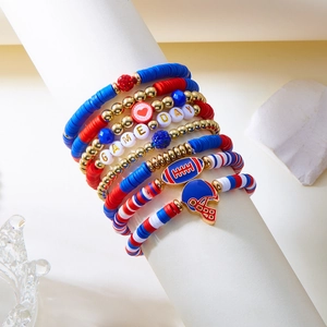 Détail du bracelet multi-rangs Game Day avec breloques de football et perles colorées