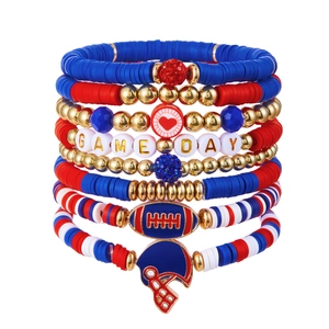 Bracelets en perles de polymère empilés avec lettrage GAME DAY et breloques rugby