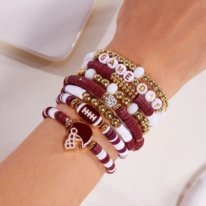 Bracelets multicouches Game Day rouge et blanc avec perles lettres et breloques de sport