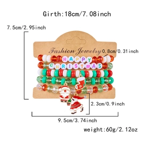 Details von fünf Weihnachts-Perlenarmbändern mit Weihnachtsmann-Anhängern und Buchstabenperlen